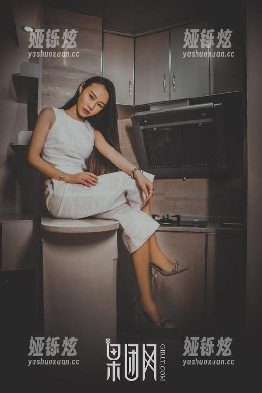 GIRLT果团网 - 没见过的圣诞风莫雅淇用图片撩你，乖乖留下下载！