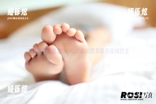 脚趾的终极诱惑：ROSI棉袜图集等你在线目击