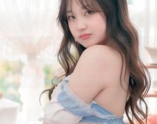 对比KIMLEMON的酸，Sia(시아)的写真反而让人有种甜蜜的忍不住想舔屏的冲动！