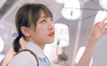 每张图片问：lovely呆玄，你在泳池里是游泳还是随意漂浮？
