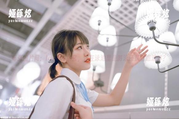 每张图片问：lovely呆玄，你在泳池里是游泳还是随意漂浮？