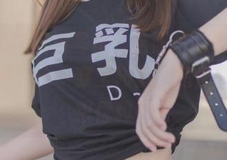 yoko夏宅短裤写真：这照片的关键词是“自由声”——穿上短裤，随便转个身都很优雅！