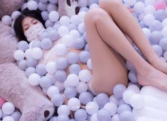 无意间被一米八的大梨子的原图打动，透明得好像能看到灵魂