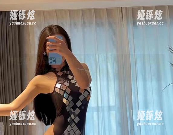 微密圈 - 找到不爱笑的赛琳全身渔网原图：照片里的线条比今日十点的奶茶还要让人心动？
