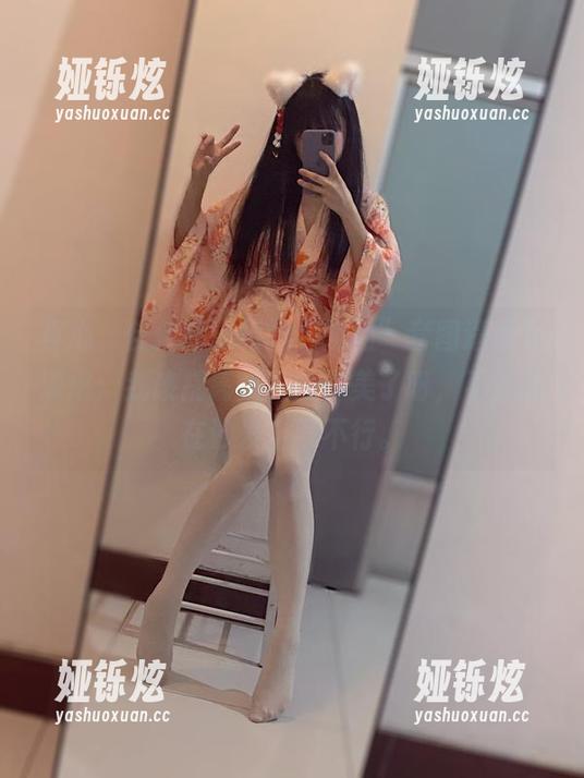 真心，佳佳好难啊的“姐姐”套图逼着我深思：我该提高点我的审美了呀，不然瘫在沙发上可不行。