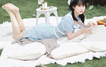 情人节来了，依依超级懒最新写真4套搞怪穿搭！