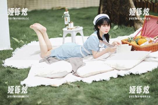依依超级懒 情人节来了,依依超级懒最新写真4套搞怪穿搭!