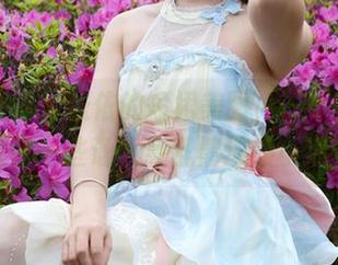 初夏女神 – 依依的短裙美图，一不小心就点到了一些让人意乱情迷的小细节。