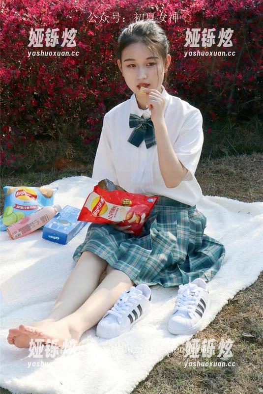 初夏女神 - 安妮传来姐妹图包更新，这次她们决定让肚子上的肉也一起合影！