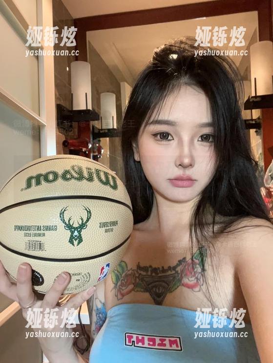 微密圈 - 卡通百科老王在开叉旗袍中安静的发呆，图片你能下载得到的哦