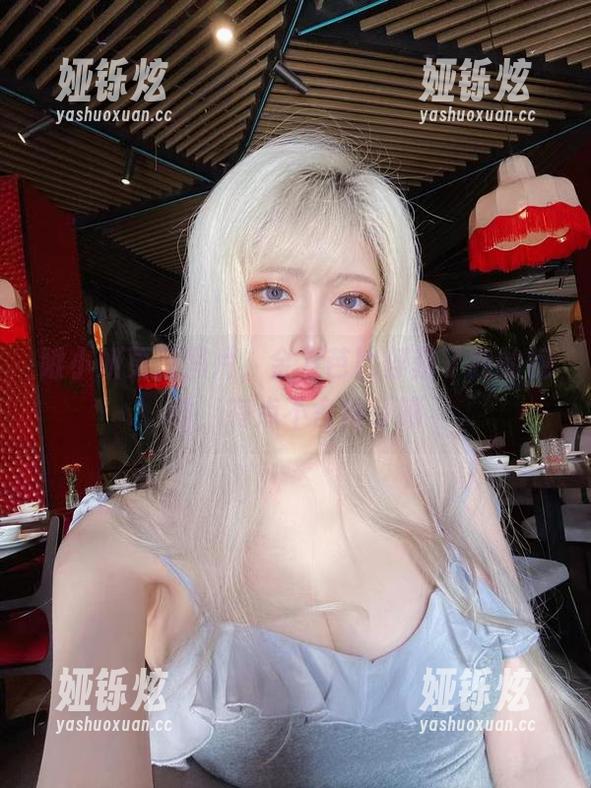 啾小妍更新图片，金发芭比俘获了我的视线，有点不舍得眨眼