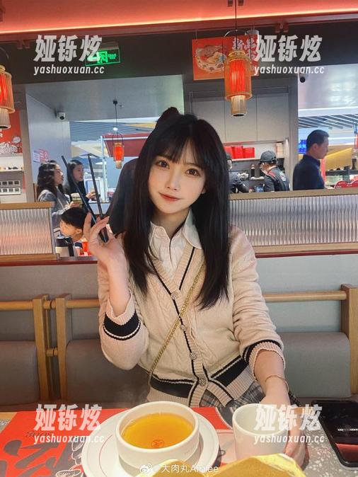 关于大肉丸Amiee的眼镜定制写真，你有没有感觉眼神中暗藏的小趣味呢？