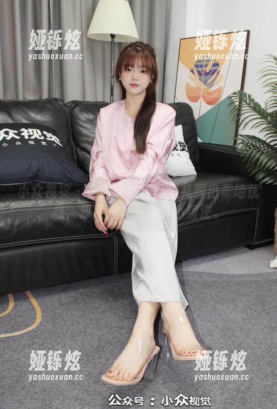小众视觉 - 在嘤嘤的作品里礼服出奇地优雅，却又透着一点儿小叛逆。