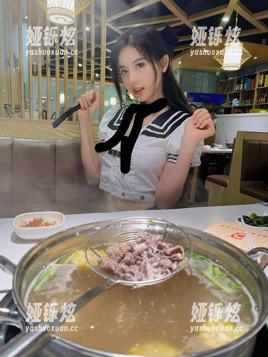 微密圈 - 乘务员？不，就是阿朱啊在地铁私拍中的红肚兜让人以为真走错车了
