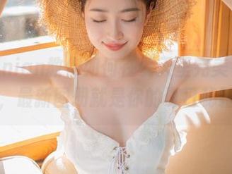 年年Nnian教你如何在夏天里完美“撒娇”，最新图册就是你的夏日秘籍！