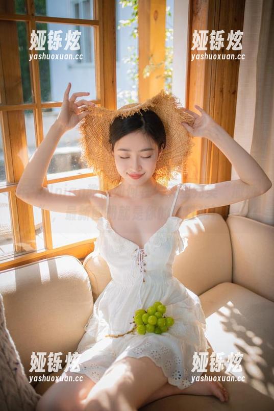 年年Nnian教你如何在夏天里完美“撒娇”，最新图册就是你的夏日秘籍！