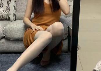 微密圈 – 一图胜千言，提袜少女的办公室分享图包你值得拥有