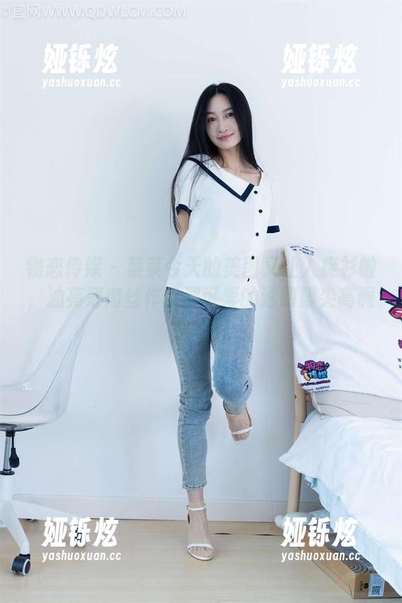 物恋传媒 - 菜菜今天的美图又让人捉衫啦，油亮薄肉丝作品那可爱的透明脚尖高调出场！