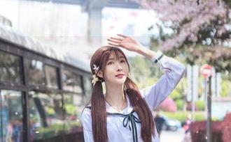 王羽杉的白色吊带写真，你没见过这么俏皮的组合！