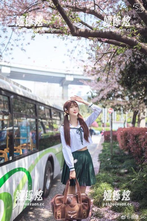 王羽杉的白色吊带写真，你没见过这么俏皮的组合！