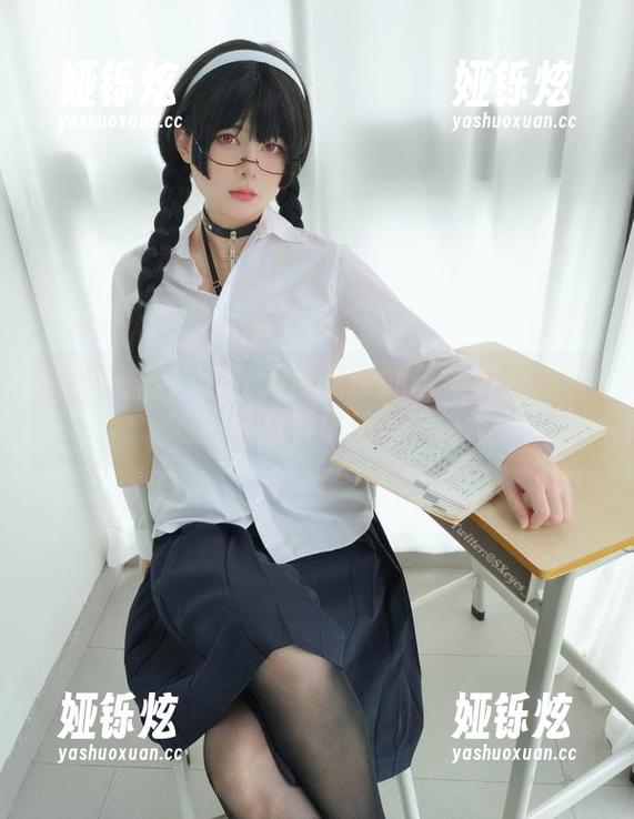 高清出击！眼酱大魔王w的粉色条纹袜究竟有多吸睛？