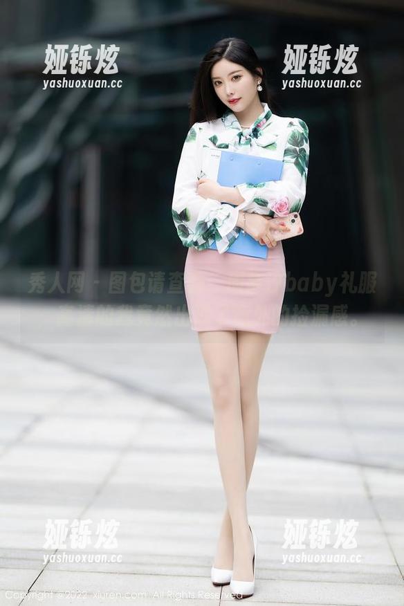 秀人网 - 图包请查看：周慕汐baby礼服，高清的我竟然出现了意外的捡漏感。