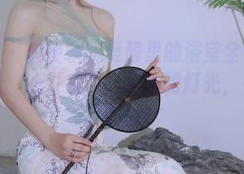 秀人网 – 随便聊聊爱酱里的浴室全套图集：水温、沙发底下、拐角的灯光，一切都很微妙！