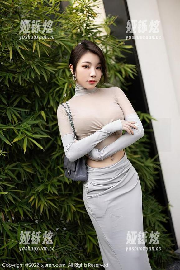 秀人网 - 白兔西希的天台私房图集：这段时间都在晒太阳吗？