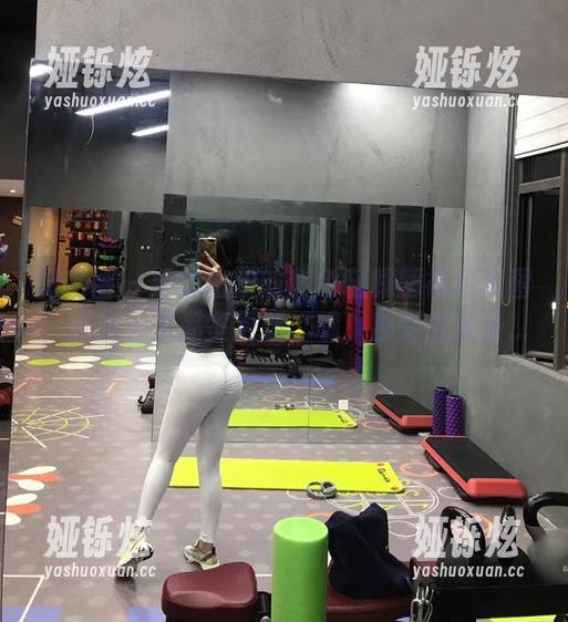 微密圈 - 新鲜出炉的紫色哒豚豚裸足套图，诚邀大家品鉴更新，哦，那足弓线条...