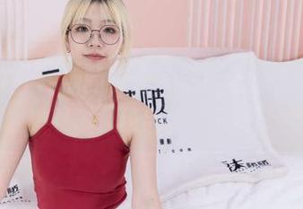 袜啵啵 – 砂糖的裸足，壁纸上涂了梦游的颜色。