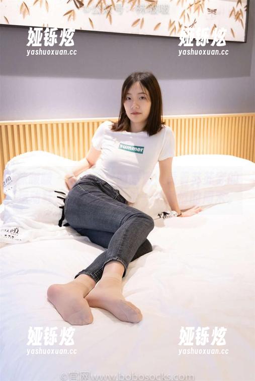 袜啵啵 - 有点意思的高清：看着苏苏穿的运动鞋，脑子里浮现出一个懒惰的周末。