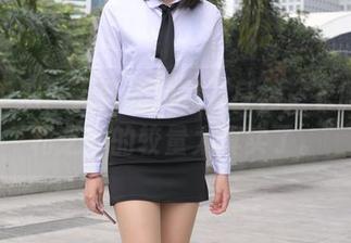 魔镜街拍：无圣光油亮紧身裙，衣服和身材之间的较量太真实了。